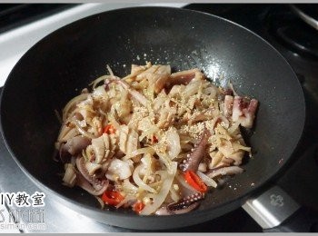 step7: 4.接著將調味料下鍋，如果不夠鹹再加鹽巴調味。