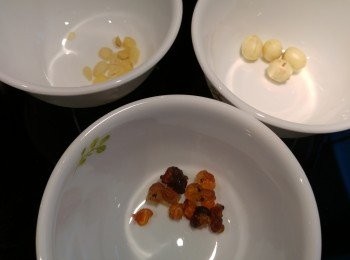 step1: 首先早一晚浸發桃膠,雪蓮子和蓮子,