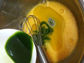 step4: 倒入油，斑蘭汁，仔細混合至呈現滑潤。