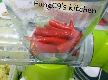 step4: 攪碎指天椒， 與蒜泥混合好，