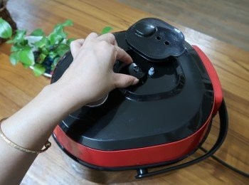 step2: 運用微電腦壓力萬用鍋功能交替運用，
"無水烹"為無氣壓式功能，
使用時需將鍋蓋上氣壓蓋和氣壓排氣閥先取下，
時間上可依需求15分~60分鐘自行調整，
(過程如覺得編炒效果ok了，也可隨時按取消鍵停止喔)
或如先前分享用輔助功能也可以的。