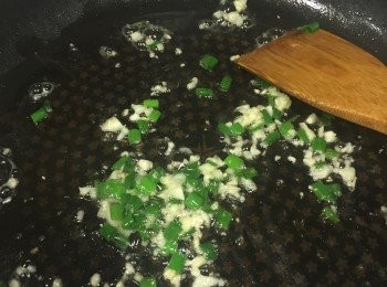 step3: 因為豆酥一定要熱熱脆脆的最好吃
所以~
待電鍋跳起後，我才開始炒豆酥！
 
首先熱油鍋~
因為豆酥蠻吃油的，所以要倒多一點油
大約是2-3大匙
加入蔥與蒜末爆香