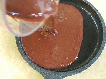 step2: 鐵鑊掃上少許牛油，再將粉漿倒入鍋中。