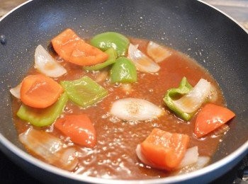 step5: 燒熱鑊後下油，炒洋蔥和青、紅椒兩分鐘，再下調味料，煮沸後轉小火，加點生粉＋水，將醬汁煮至濃稠