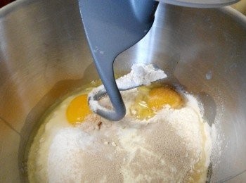 step4: 主面糰做法：

把所有材料（除牛油外）依次倒進攪拌機（先放濕的材料，然後才放乾的材料）：牛奶，蛋，鹽，湯種，糖，奶粉，高筋粉，最後放酵母（我習慣在麵粉中撥開一小洞，把酵母放進去。）