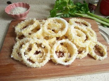 step4: 洋蔥圈逐一沾上麵粉 >> 蛋液 >> 麵包糠