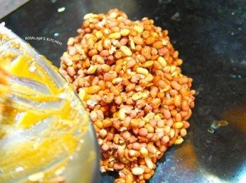 step9: 9.把剛剛拌好的花生糖倒到桌面上。 如果沒有平整的桌子，將地板擦拭乾淨噴上酒精消毒，也可以當成一個平面使用。