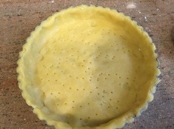 step3: 3)取出再用叉係撻皮上叉上小孔放入焗爐以180度焗10-15分鐘至上色