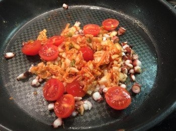 step3: 炒鍋中加少許油燒熱，放入章魚、番茄和泡菜炒至番茄溶爛。