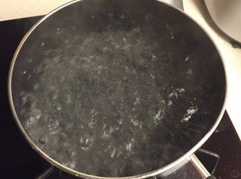 step3: 將1000ml 水放入小鍋中煮滾
（溫泉蛋做法）