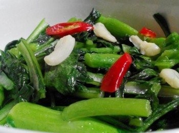 step1: 油菜洗淨、切，倒入橄欖油，放入蒜頭爆香，接著放入油菜看一下葉子和根有沒有變軟，加入少許塩、糖、香油調味、最後放辣椒（如果不敢吃辣的最後放上配色），即可上桌享用。