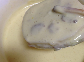 step8: 將藕盒放入，兩面裹滿麵糊。