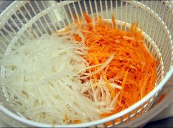 step2: 紅、白蘿蔔洗淨去皮，再用刨絲器將蘿蔔刨成細絲，加入調味料拌合。