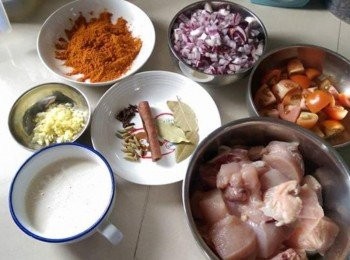 step1: <span class="group_1">食材</span>準備好 鍋子裡不要放油，加入腰果炒至外皮焦黃然後泡進牛奶裡15分鐘後攪拌成糊，備用