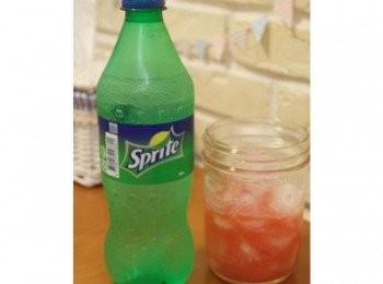 step5: 倒入雪碧或氣泡水囉..約8分滿^^ 接著鋪上西瓜塊就完成囉! !