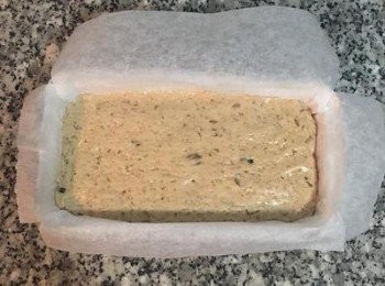 step14: 將麵糰鋪入模具中，壓滿壓平。