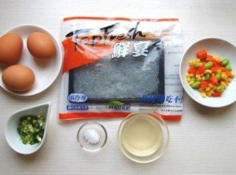 step1: 準備所有材料,將三色蔬菜丁先汆燙過放涼備用,吻仔魚用濾網過水清洗即可。