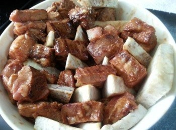 step16: 用大碗將一塊五花腩肉及芋頭隔開排上大碗內(豬皮向下)