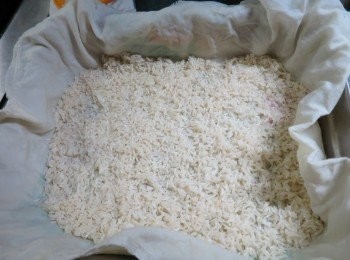 step1: 糯米先浸4小時以上,洗淨隔去水份,用白布或白毛巾放於蒸盤上,放上糯米,用中火蒸45分鐘