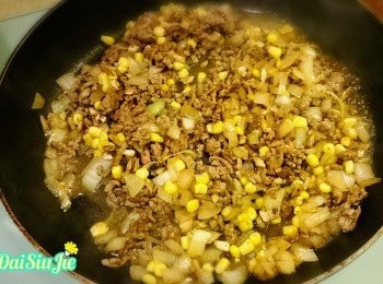 step8: 再加入啡蘑菇，粟米粒及三湯匙水。加入香草及調味料，試好味即可。如果太水，可加入粟粉水令肉汁濃稠。