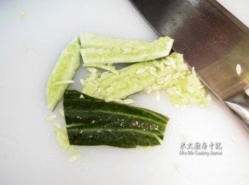step2: 每段用刀背拍爛成不規則的條狀，把籽掉去。