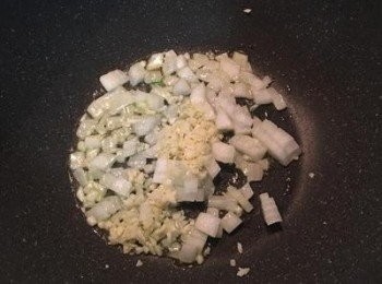 step5: 炒鍋加熱後倒入適量橄欖油，炒香洋蔥和蒜末。
