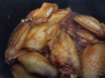 step2: 約10-12分鐘後，打開電飯煲蓋子，將<a href="https://bit.ly/3zHU5V3" target="_blank" data-keyword="雞翼" class="guide-link"><strong>雞翼</strong></a> <span style="display:inline-block;vertical-align:middle;margin-top:-3px;color:initial;border-radius:3px;padding:2px 3px;font-size:12px;line-height:14px;background:#87d300;color:#fff;">即買</span> 反轉。