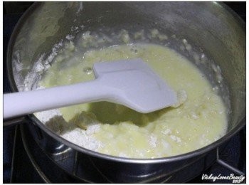 step2: 將巳過篩的低筋麵粉均匀的拌入後，再開中火加熱