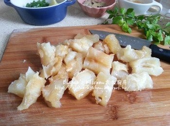 step4: 牛筋繼續蓋上蓋用中火出水10分鐘後熄火焗20分鐘 , 取出牛筋切件