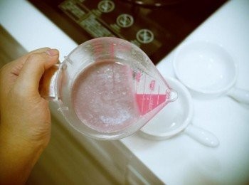 step6: 將軟糖牛奶攪拌均勻後準備倒入容器中!!