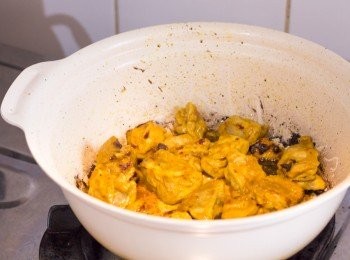 step4: 中大火燒熱鍋，下少許油，油熱後下已醃好的雞肉，雞肉下鍋前要先搖去（shake off）多餘的醃料，雞肉兩面煎至金黃上色即可盛起備用，不用煮至熟透