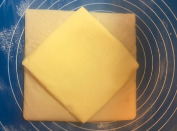 step6: 枱面掃一層麵粉，將粉團包住牛油，然後收口。