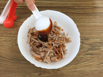 step1: 落兩湯匙海鮮醬。