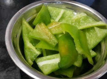 step2: 青辣椒，去籽切件