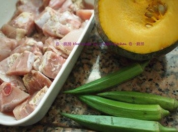 step1: 秋葵  4根
日本南瓜  1個
雞腿  1隻
蒜頭  切粒
醬抽  1茶匙
蔥段  1棵
朝天椒 1隻 (可免)