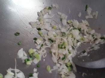 step2: 起油鍋~薑蒜末薑絲爆香~再依序先將蔬菜類倒入炒香 加2碗水悶煮一下~加入調味料