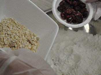 step6: 奇亞籽、燕麥片、蔓越莓乾與玫瑰普洱加入麵粉中混合均勻。
