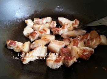 step5: 鑊中加少許油燒熱 , 將豬腩肉放入用中火煎至兩面微黃色