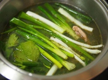 step13: 13.如果想要補強高湯的味道，可以再加一些白胡椒 粒，跟喜歡的綜合香料，蓋上蓋子煮45分鐘左右。