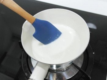 step4: 一邊煮<span class="group_1">奶糊</span>的時候一邊均勻攪拌~~盡量不要讓它們結塊!!