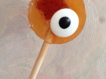 step1: 先將沙糖倒入煲內以最小最小的火開住煮糖膠不要翻動，靜待糖開始變成結晶才開始用木漿抄到變成焦糖色的液態狀