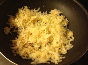 step4: 大火落油, 下薯絲炒1-2分鐘後加鹽再炒勻