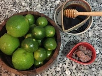 step1: 將金桔外皮確實的刷洗乾淨，並用可飲用水再次洗淨。秤好蜂蜜。