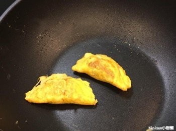 step5: 內部未乾、底部熟就可以快速將兩面蓋闔煎至金黃