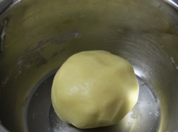 step5: 用手將麵粉揉搓均勻，團成一個球。然後就開始搓小球球吧，這一步會很費時間，要儘量搓的一樣大小。