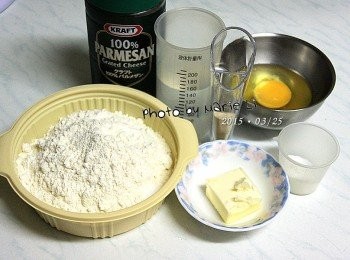 step1: 所有<span class="group_1">食材</span>量秤好備用。
在麵包機容器內裝上《麵包葉片》

奶油切小塊，雞蛋打散
鹽和酵母請不要直接接觸
以免影響發酵情況