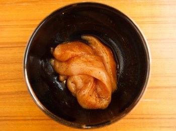 step2: 接著將雞肉與<span class="group_2">醃料</span>均勻混合後醃製約20分鐘。