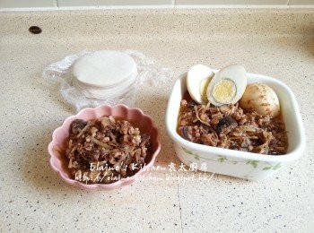 step8: 適量份量的肉燥用來做餃子餡 , 其餘份量肉燥雞蛋用來配飯