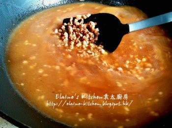 step3: 逐一加入糖 , 五香粉及<span class="group_2">調味料</span>拌勻炒至豬肉鬆散及熟透 , 加入4杯水份量拌勻