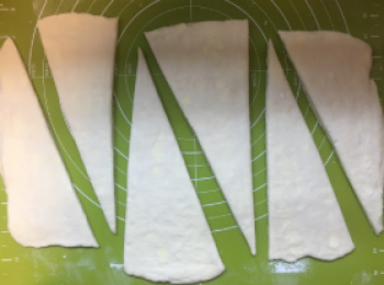 step12: 將粉團切成長方形，再切成六個三角形。